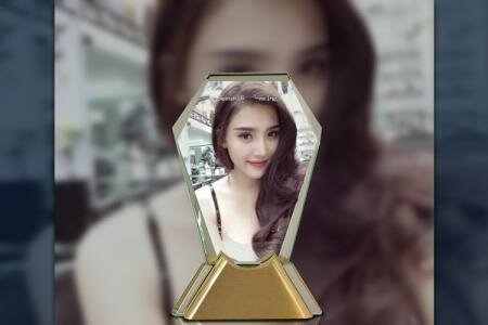 Ghép ảnh vào chiếc cúp thủy tinh