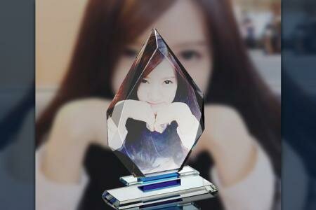 Ghép ảnh vào chiếc cúp thủy tinh 2