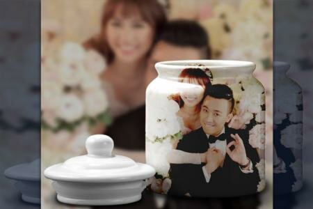 Ghép ảnh kỷ niệm vào lọ sứ