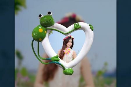 Ghép khung ảnh chú ếch ôm trái tim